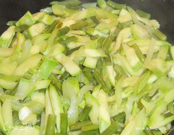 Кабачок и сельдерей обжариваем в оливковом масле. Через 5 минут добавляем зеленую фасоль. 