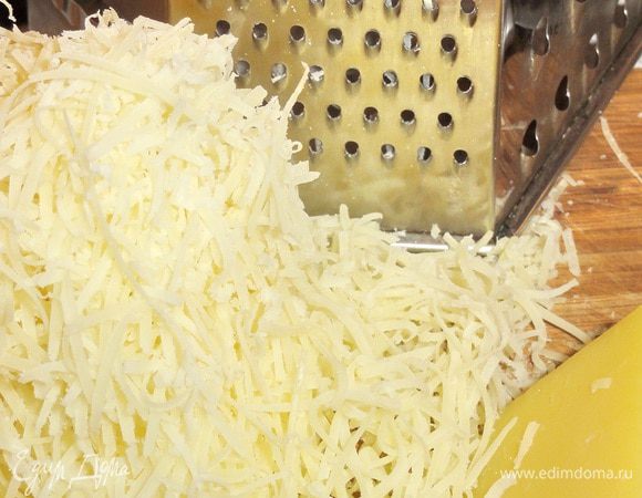 Натираем на мелкой терке сыр.