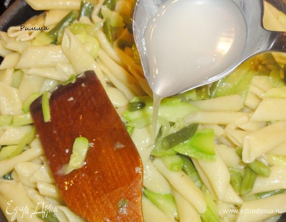 Выкладываем пенне к овощам. Добавляем 2 небольших половника воды, в которой варились макароны. 