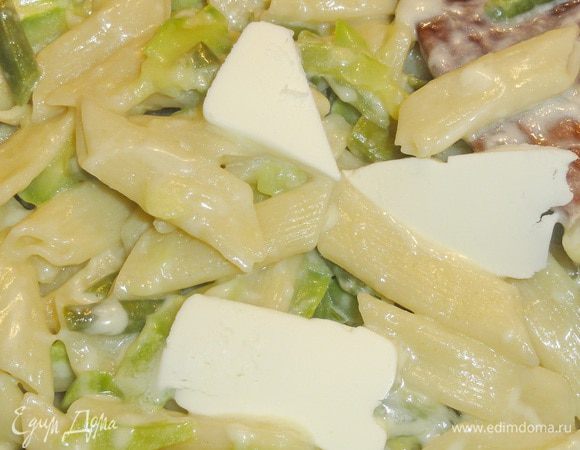 Через 5 минут высыпаем сыр, кладем кусочки сливочного масла и еще немного воды. Быстро все перемешиваем, чтобы сыр полностью расплавился. Воды можно добавить, но следите за тем, что бы пенне не разварились. 