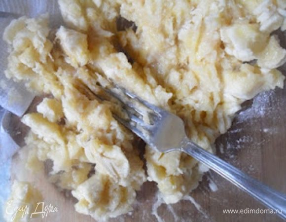 Бананы размять вилкой,если хотите,чтобы сохранились кусочки, или взбейте в блендере - если нужна ровная структура.
