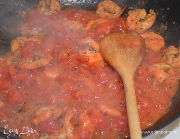 Влить вино и выпарить его. Затем добавить томаты и дать им покипеть пару минут. 