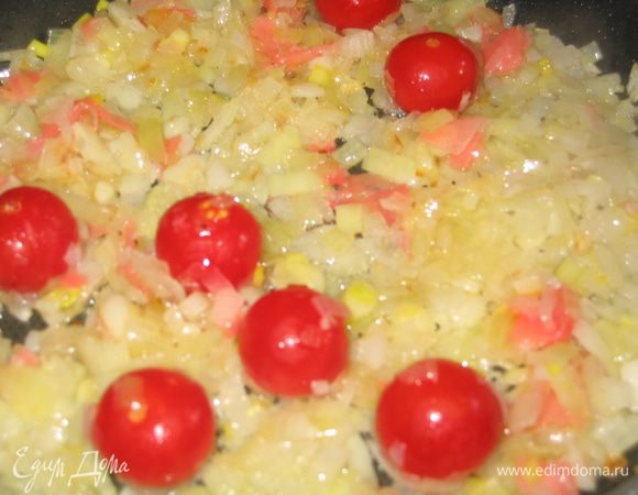 На разогретом масле поджарить мелко нарезанный лук в течение 3-5 минут; добавить имбирь маринованный (он дает определенный специфический вкус - изюминку, так сказать), сахар чуть-чуть (для усиления вкуса) и помидорки черри, поджарить минуты 3 на сильном огне. 