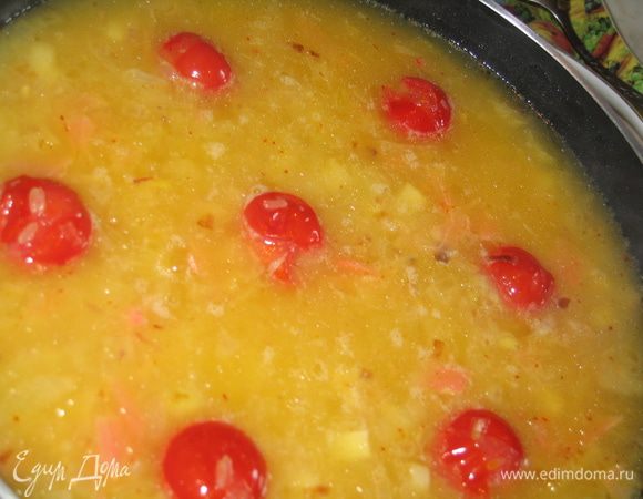 Убавить огонь, влить горячую воду, посолить. Накрыть крышкой и оставить на самом медленном огне на 20-25 минут. Два важных правила: огонь должен быть очень маленьким и нельзя открывать крышку!