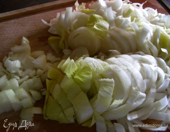 Лук мелко режем, цикорий нарезаем колечками.
