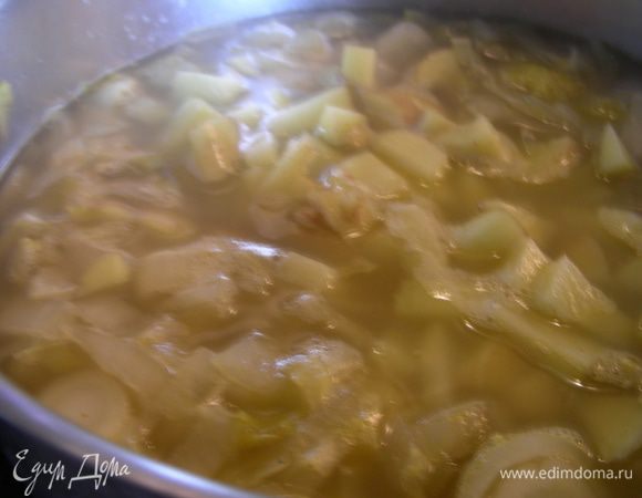  Затем вливаем бульон.
