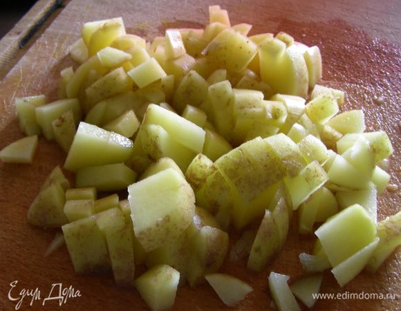 Доводим до кипения и добавляем нарезанный кубиками картофель. Готовим минут 10.