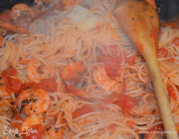 Выложить пасту к соусу и все размешать как следует, чтобы она напиталась всеми соками и ароматами. Добавить цедру и сок половинки лимона. 