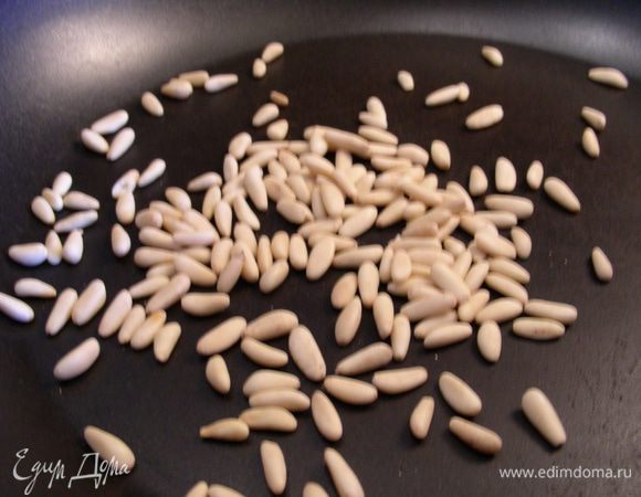 Кедровые орешки обжариваем на сухой сковороде минуты 3-5.
