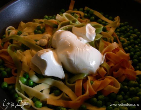 Сливаем воду с пасты и возвращаем ее в кастрюлю или на сковородку.
Добавляем к ней мелкопорезанный чили без семян (если используете; я добавила чили-пасту) и маскарпоне, аkкуратно иx вмешиваем.