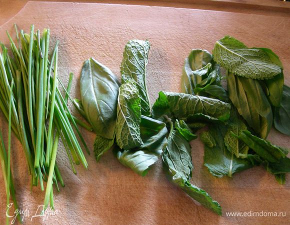 Шнитт-лук мелко режем, базилик и мяту рвем руками.