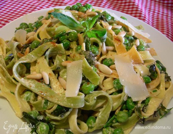 Выкладываем пасту на тарелку, поливаем лимонным соком, сверху с помощью картофелечистки нарезаем хлопья пармезана. И подаем. Приятного аппетита)