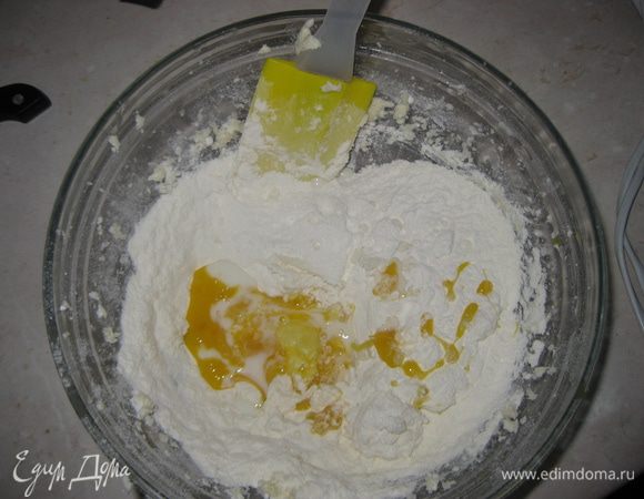 Отдельно просеять муку. Добавить к маслу желтки, разрыхлитель, молоко.