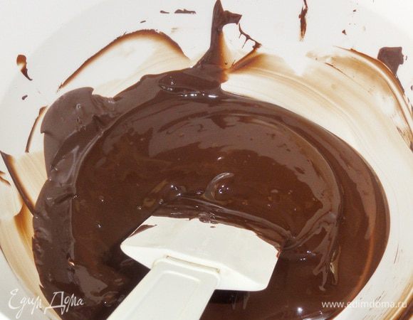 Ганаш будем готовить так же как и для трюфелей http://www.edimdoma.ru/retsepty/38072-tryufel-klassicheskiy-mk Растопим шоколад.
