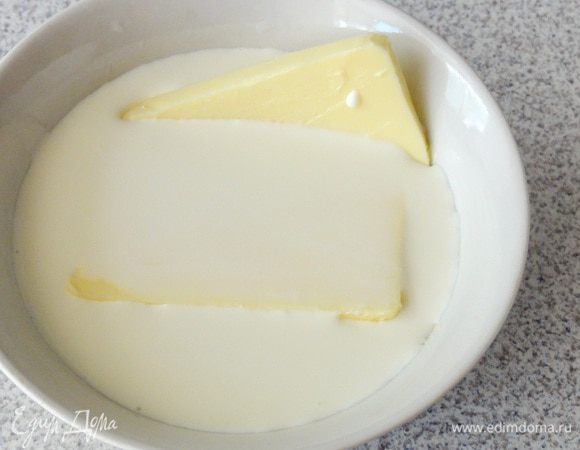 Сливки и масло комнатной температуры нагреем в микроволновой печи до 32-34 гр.