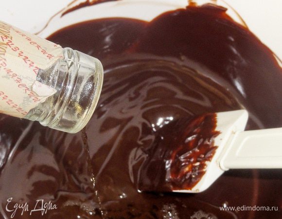Добавим к шоколаду, тщательно перемешаем и вольем коньяк. 