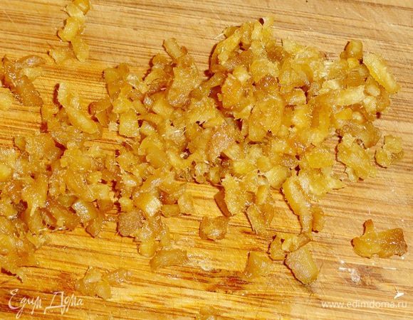 Имбирные цукаты вы можете приготовить по рецепту:http://www.edimdoma.ru/retsepty/33758-imbirnye-tsukaty только для конфет не обваливайте их сахаром. Цукаты мелко измельчите.