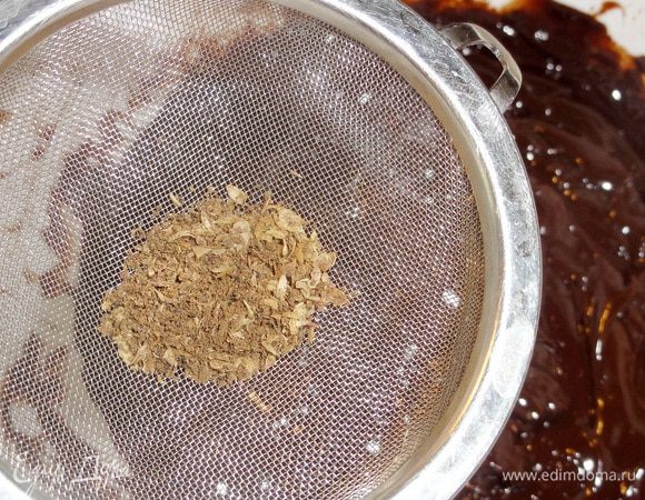 Перец измельчите в ступке или мельнице. 