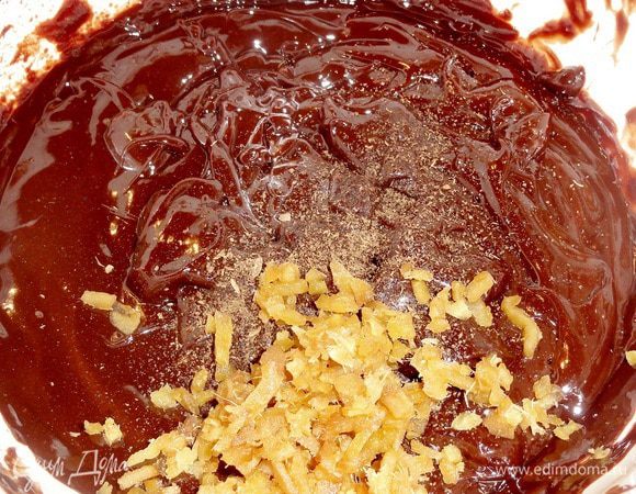 Остудите начинку в холодильнике  постоянно перемешивая до состояния, чтобы ее можно было переложить в мешок для отсаживания.