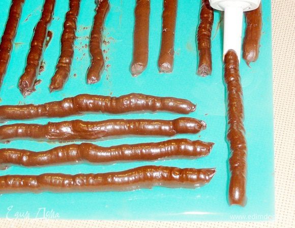 Отсадите на ровную поверхность в виде палочек и уберите в холодильник для затвердения.
