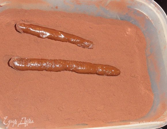 ...и обваляйте в какао-порошке. Уберите в холодильник еще на полчаса.