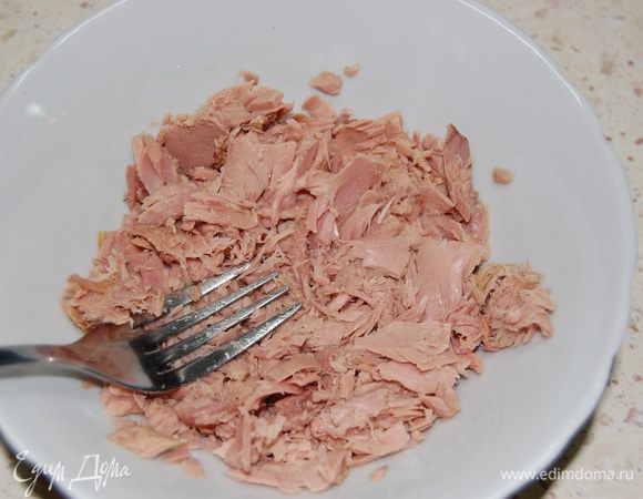 Тунец (без сока) размять вилкой. Добавить творожный сыр, сливки, и взбить в блендере до однородности.