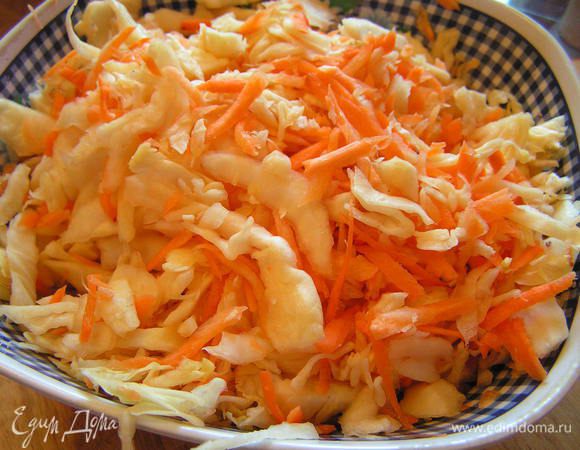 смешать, хорошо помять руками и поставить тушить( на оливковом масле+чуть чуть воды).примерно на 15 минут, помешивая