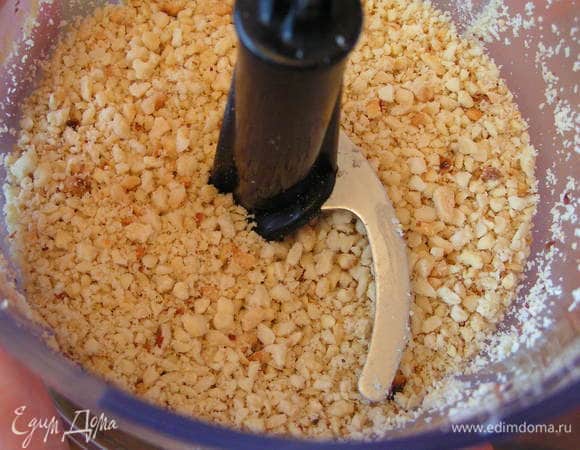 арахис очистить, и измельчить в блендере не сильно мелко