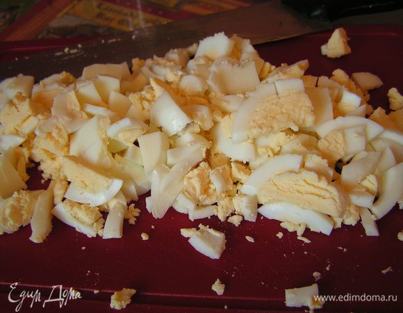 вареные яйца и ветчину порезать кубиками