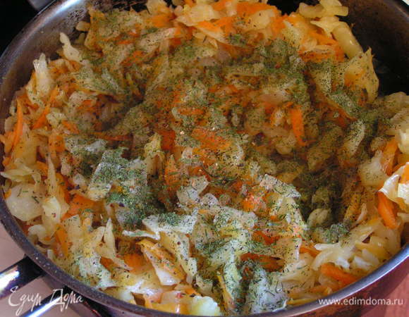 в готовую капусту с морковью добавить соль, перец, укроп сушеный и аджику, перемешать. Затем влить белок и на сильном огне прогреть в течение минуты. Остудить