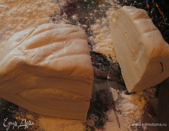 Тесто разделить на две части:большую и меньшую