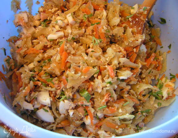 все ингредиенты для начинки (капуста с морковью, арахис, яйца, ветчина) смешать и добавить зелень