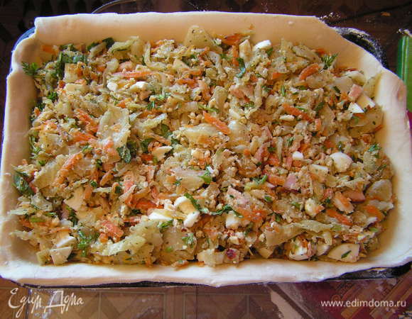 выложить начинку на тесто , разровнять и сбрызнуть оливковым маслом