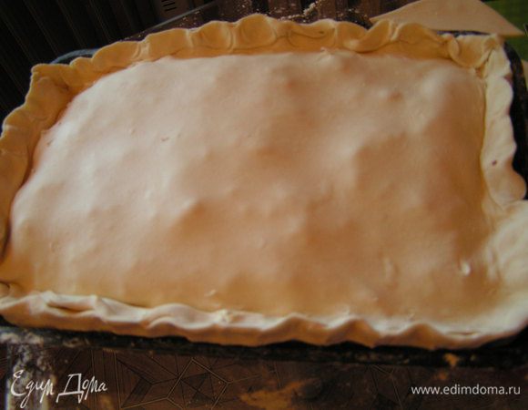 раскатать вторую часть теста и накрыть начинку, края слепить