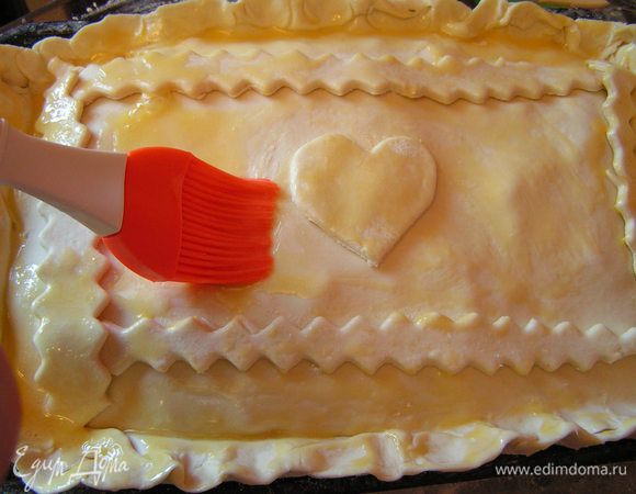 Из остатков теста можно сделать украшение( я сделала фигурным ножом для чебуреков) , верх смазать желтком и не забыть дырочку сделать, чтобы пар выходил(на фото ее еще нет)