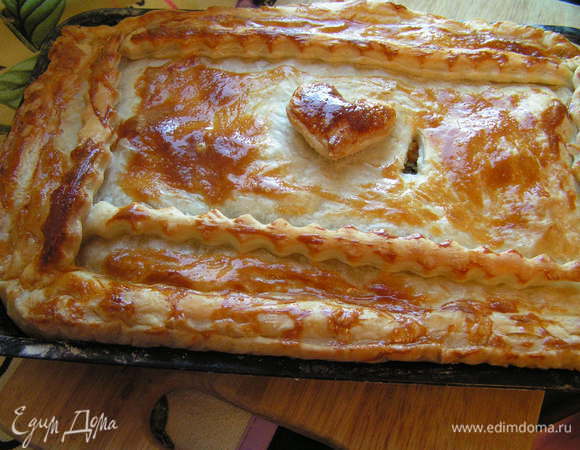 Духовку нагреть до 190-200 гр и выпекать пирог примерно 40 мин, достать накрыть полотенцем и Оставить на полчаса-остывать!
Приятного аппетита!