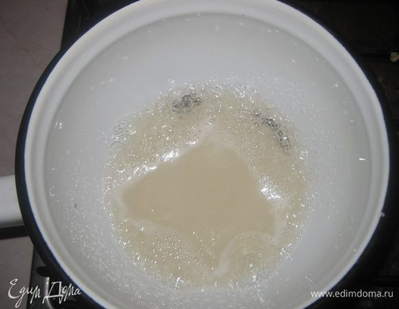 Пока тесто в холодильнике, готовим базу тирамису. Сахар смешиваем с водой и ставим варить сироп до темп.120 градусов, это примерно несколько минут на среднем огне.