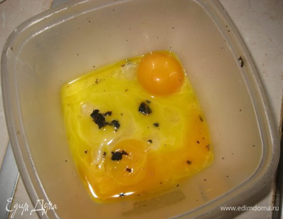 Пока варится сироп, раскрываем стручок ванили, соскребаем семена и добавляем к желткам. 