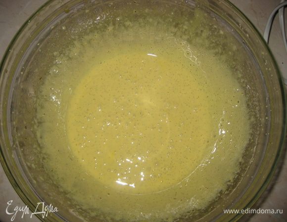Взбиваем желтки с ванилью до белого цвета. Свареный горячий сахарный сироп тоненькой струей вливаем к желткам не переставая взбивать, взбиваем до побеления и остывания массы 4-5 минут. Если не собираетесь базу использовать сразу, то накрываете миску  пищевой пленкой и отправляете в холодильник.