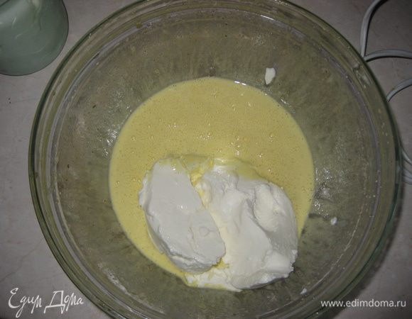 Начинаем готовить Мусс маскарпоне. К Базе тирамису добавляем маскарпоне. Взбиваем.