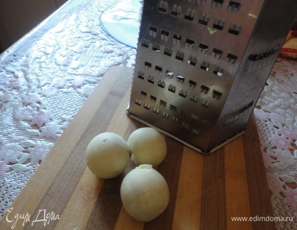 3 вареных желтка натереть на крупной терке.