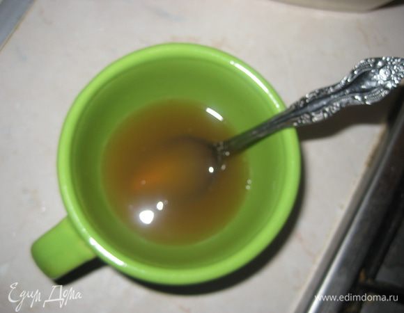 Желатин заливаем небольшим количеством горячей воды, размешиваем до полного растворения желатина.