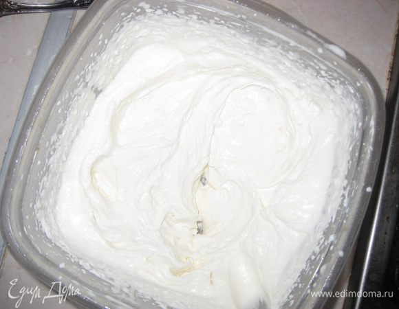 Смешиваем желатин с массой из маскарпоне. Хорошо разбиваем. Сливки взбиваем до крутых пик.
