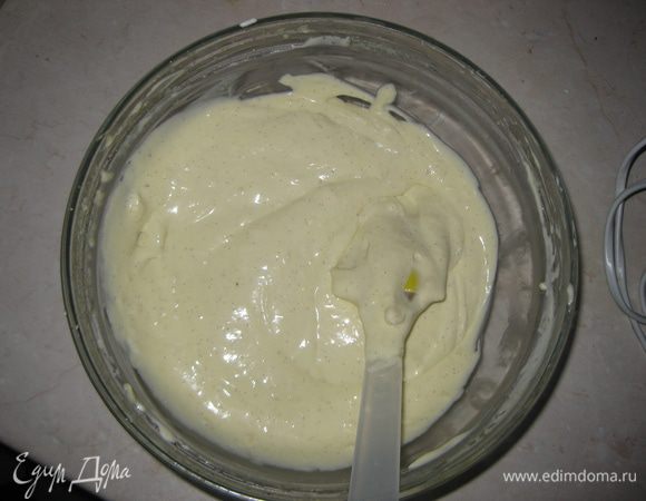 Добавляем сливки к муссу из маскарпоне, осторожно вымешиваем лопаткой.