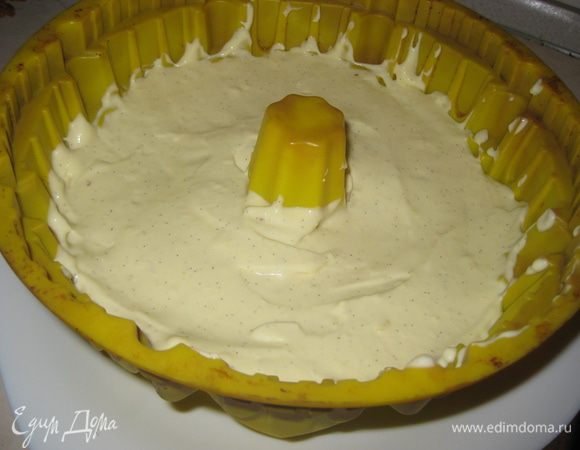 Готовый мусс выливаем в силиконовую форму для кекса и ставим в холодильник на 4-6 часов до полного растывания мусса.