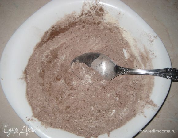 Готовим миндальный франжипан: миндаль измельчаем в комбайне, смешиваем с сахаром.