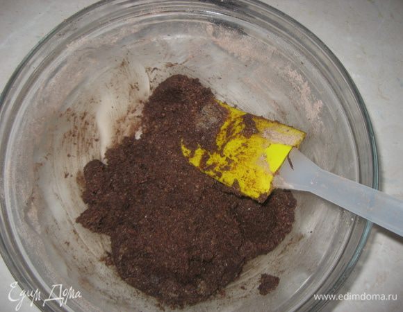Добавляем холодное сливочное масло, муку, какао, крахмал и растираем к крошку.