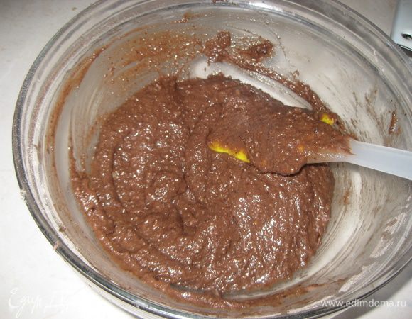 Добавляем яйца и вымешиваем тесто.