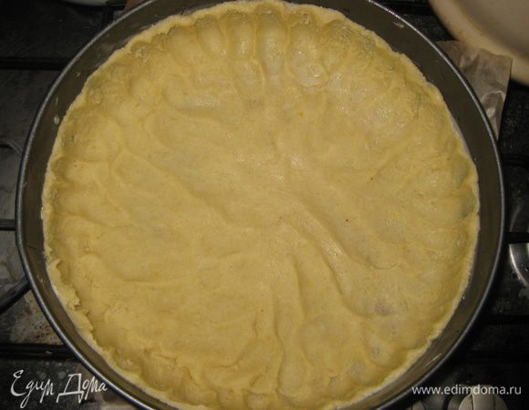 Холодное песочное тесто выкладываем в круглую форму,застеленную пергаментом, до середины высоты.(Форма диаметром 24 см)