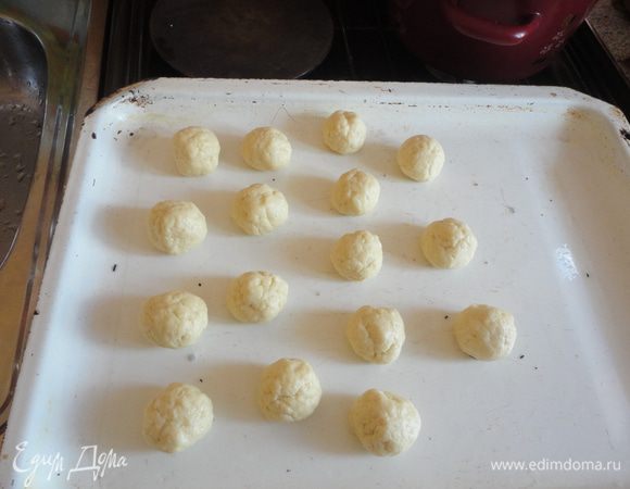 Скатать шарики, выложить на противень смазанный маслом. Выпекать в разогретой духовке 20 - 25 минут.
